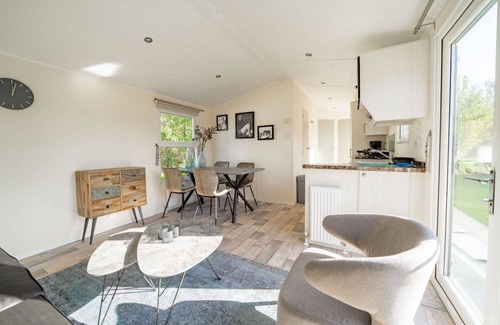 Linden House | Beautiful private villa for 4 guests with WIFI, TV, terrace and parking