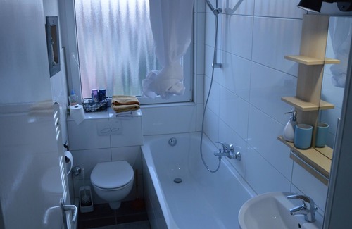 Untermeiderich Condo | Beautiful, quiet apartment in Mittelmeiderich with good transport links