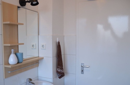 Untermeiderich Condo | Beautiful, quiet apartment in Mittelmeiderich with good transport links