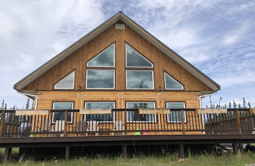 Haines Junction Ski Chalet | Beautiful relaxing Log Chalet with amazing view of Saint-Elias Mountain range.