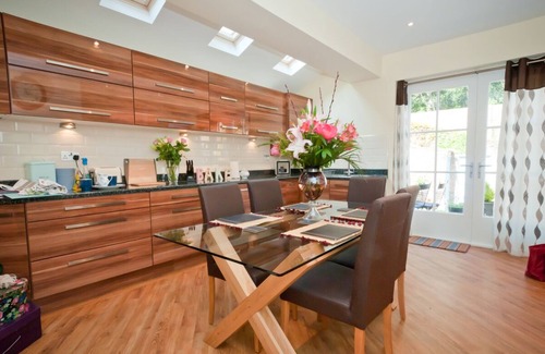 Chester House | Beautiful River View Cottage, central city, easy parking, garden
