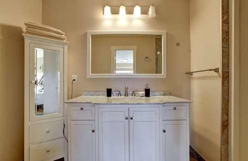 Central Okanagan Bed & Breakfast | Beautiful Room In Rodee Homestay, B&B - West Kelowna