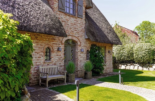 Großmorsum House | Beautiful semi-detached house under thatch with single house character! High quality