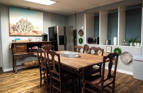 Pilot Mountain Apartment | Beautiful sleeps 6 apartment, walking distance to Downtown Pilot Mountain Unit 1