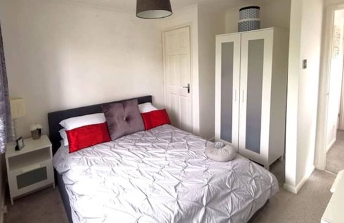 Worthing Apartment | Beautiful & Spacious 1 Bed maisonette with parking