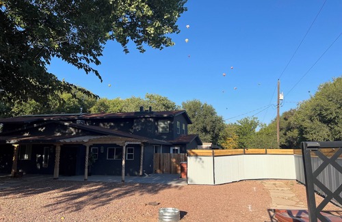 Corrales House | Beautiful Spacious 4-bedroom home in Corrales with WiFi, AC and gourmet kitchen.