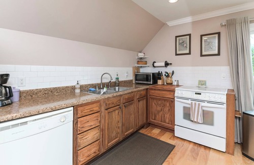 Lexington House | Beautiful & Spacious with Hot Tub, Game Room & More. Large Yard Near the Dam!