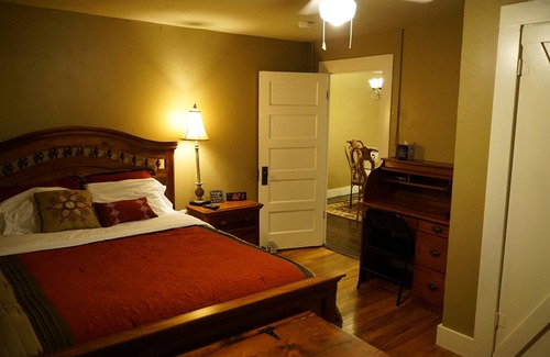 Sanger House | Beautiful Storybook Cottage Style Rustic Home Next To I-35 Easy Access!