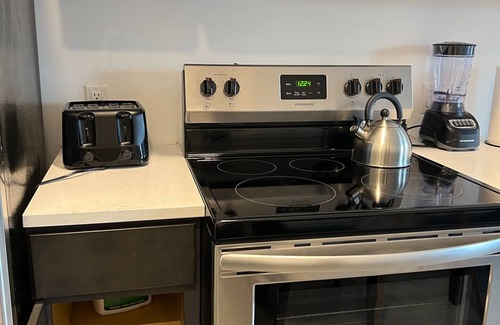 Elizabeth Apartment | Beautiful Studio Near Airport 6523