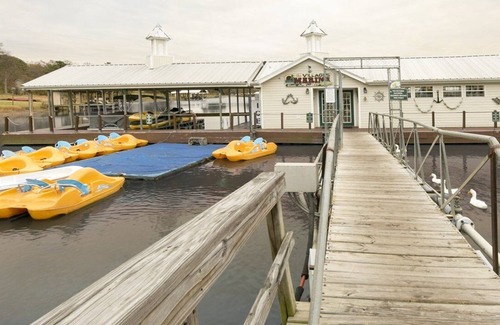 Flint Apartment | Beautiful studio unit at resort, sleeps 2