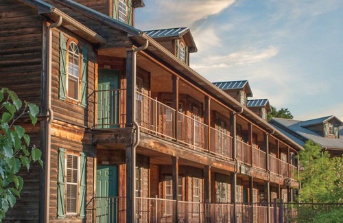 Flint Apartment | Beautiful studio unit at resort, sleeps 2