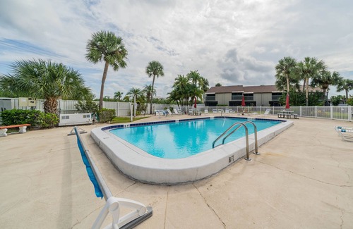 Apollo Beach Condo | Beautiful Sunsets! One level living w/some handicap grabrails