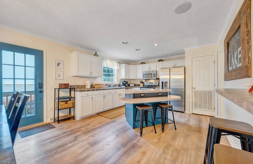 Moneta House | Beautiful! SUPs, Fire Table, Game Room, Party Dock, Deep Cove, Fast WIFI,Pets OK