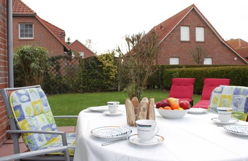 Westeraccumersiel House | Beautiful terraced house on the beach in a central location