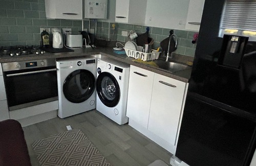 Eastleigh Apartment | Beautiful two bedroom apartment close to Southampton airport and train station