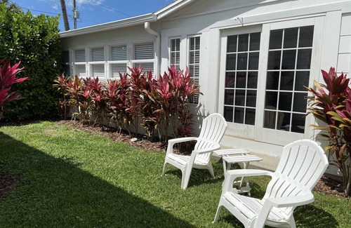 Old Naples House | Beautiful Updated 2 Bedroom Cottage/3 Blocks from Naples Pier.