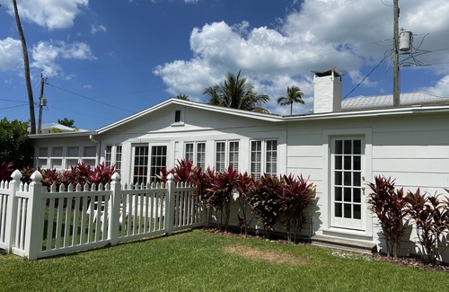 Old Naples House | Beautiful Updated 2 Bedroom Cottage/3 Blocks from Naples Pier.