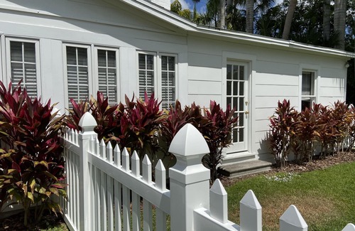 Old Naples House | Beautiful Updated 2 Bedroom Cottage/3 Blocks from Naples Pier.