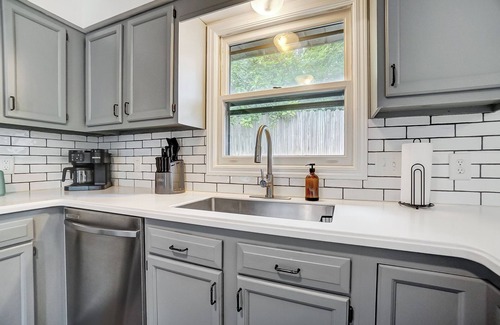 Huntington House | Beautiful Updated 4 Bedroom Home in Huntington, King Bed, Close to University!
