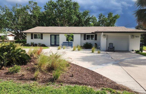 Golden Beach House | Beautiful updated home - Walk to Beach