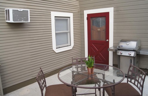 Grant Hill Condo | Beautiful Upgraded Unit w/Private Patio/BBQ. Mins. to DT, Zoo, Airport, Beaches