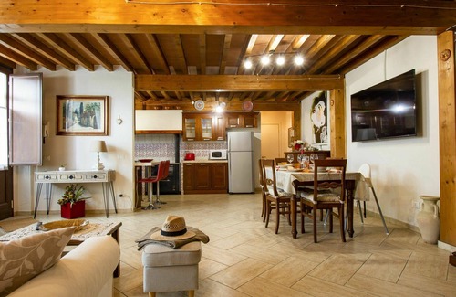 San Giuliano Terme House | Beautiful villa for 6 people with WIFI, A/C, TV, patio and pets allowed