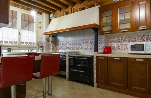 San Giuliano Terme House | Beautiful villa for 6 people with WIFI, A/C, TV, patio and pets allowed