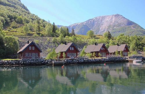 Mauranger House | Beautiful vacation home on the fjord in Norway - motorboat 20 + 25 hp can be rented separately.