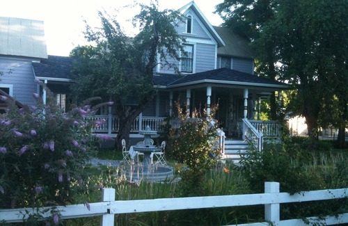 Weaverville House | Beautiful Victorian Downtown 4 bedrooms 3 bath sleeps 10 pp for $595