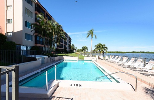 Siesta Key Condo | Beautiful view of Sarasota Bay and across the street from Turtle Beach