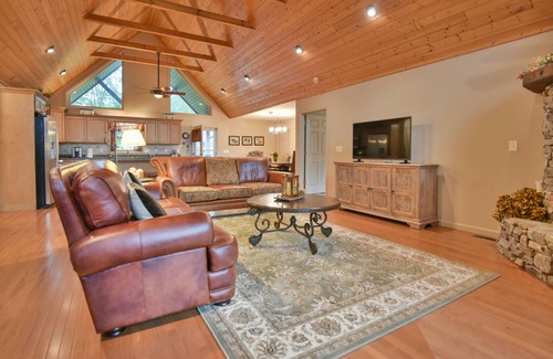 River Ridge House | Beautiful Views & Easy Access. 15 min to Waynesville and 30 Min to Asheville