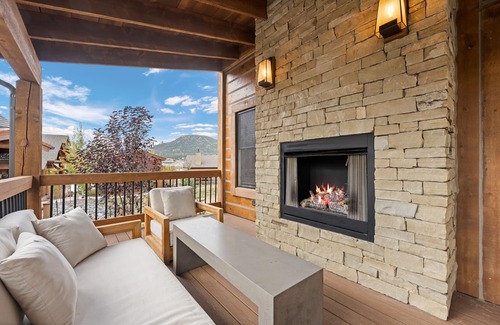 Estes Park Cabin | Beautiful Views! Jacuzzi, Indoor/Outdoor Fireplace, Steps to Lake Estes