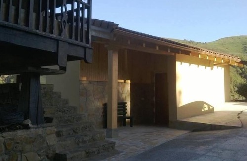 San Pedro de la Ribera Cottage | Beautiful views of the green nature from the inside Asturiana
