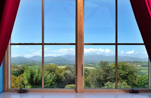 Eglwysbach House | Beautiful villa for 7 people with hot tub, WIFI and terrace