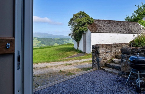 Eglwysbach House | Beautiful villa for 7 people with hot tub, WIFI and terrace