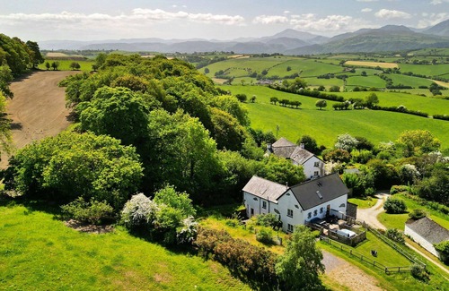 Eglwysbach House | Beautiful villa for 4 people with hot tub, WIFI, terrace and pets allowed