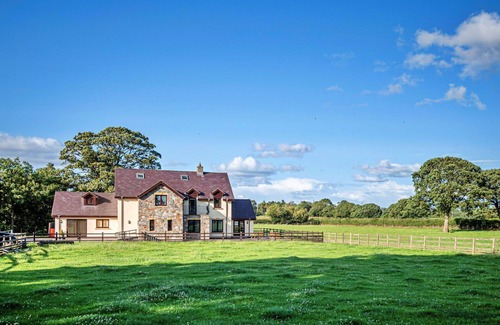 Holywell House | Beautiful villa for 14 people with WIFI and parking