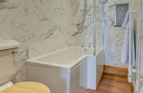 Lynton Villa | Beautiful villa for 4 guests with TV, patio and parking