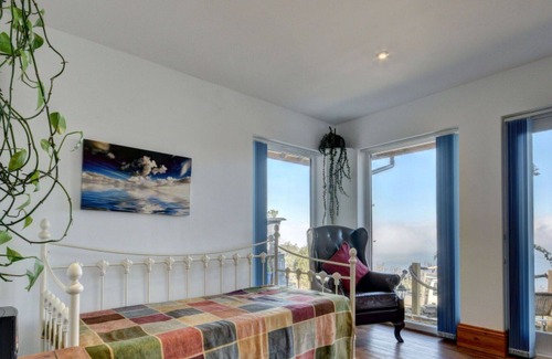 Lynton Villa | Beautiful villa for 4 guests with TV, patio and parking