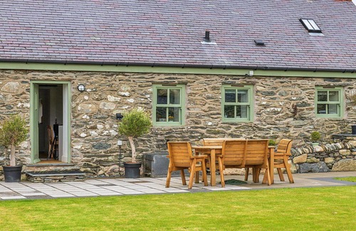 Llandrillo House | Beautiful villa for 6 people with hot tub, WIFI, TV and terrace