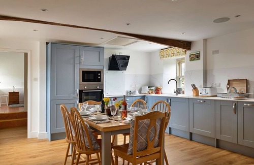 Llandrillo House | Beautiful villa for 4 guests with hot tub, WIFI, TV and terrace