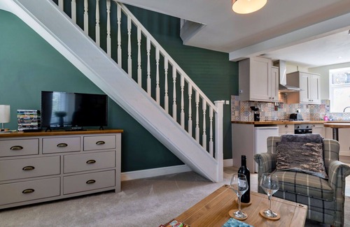 New Mills House | Beautiful villa for 2 people with WIFI, pets allowed and parking