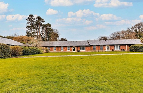 Eaton Mascott House | Beautiful villa for 4 people with WIFI, TV and pets allowed