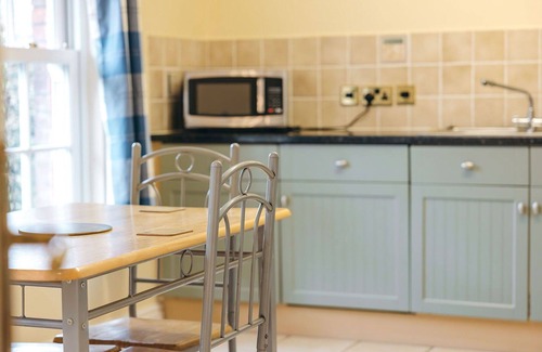 Eaton Mascott House | Beautiful villa for 4 people with WIFI, TV and pets allowed