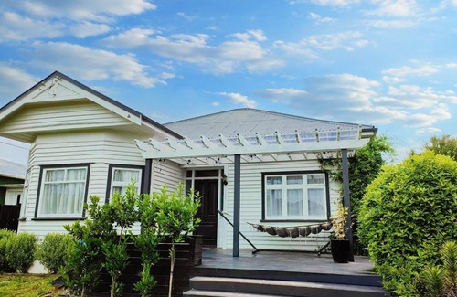 Woolston House | Beautiful villa near everything!