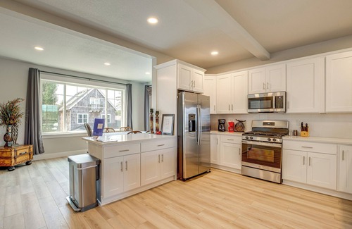 Hammond House | Beautiful Water Views: Coastal Oregon Townhome!