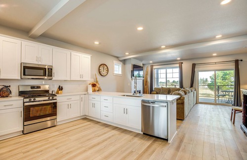 Hammond House | Beautiful Water Views: Coastal Oregon Townhome!