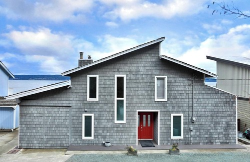 Greenbank House | Beautiful Whidbey Island Waterfront 2 Bedroom, 2 Bath home, Sleeps 6