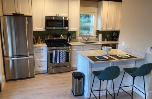 Laurel Park Cottage | Beautifully decorated 1bdrm carriage house - 8 min walk to downtown Sarasota