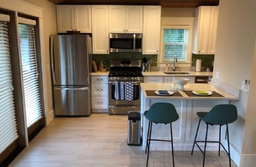 Laurel Park Cottage | Beautifully decorated 1bdrm carriage house - 8 min walk to downtown Sarasota